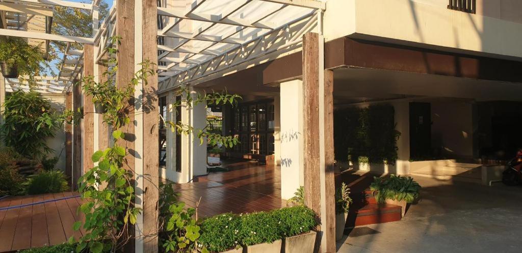 Thousand-Ten Thousand Hotel Bangkok Exterior photo